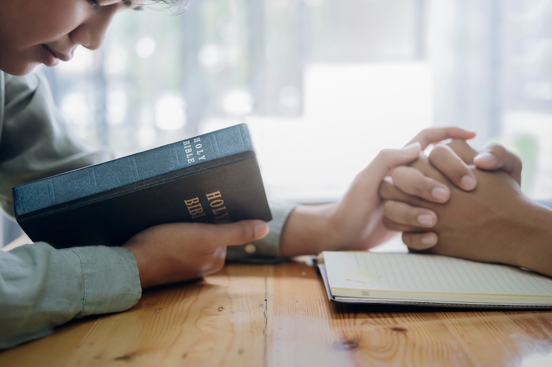 bible-and-praying-concept-2022-11-11-18-32-56-utc
